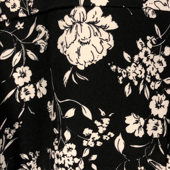 Black short sleeved top with white flowers. - Picture 4 of 4